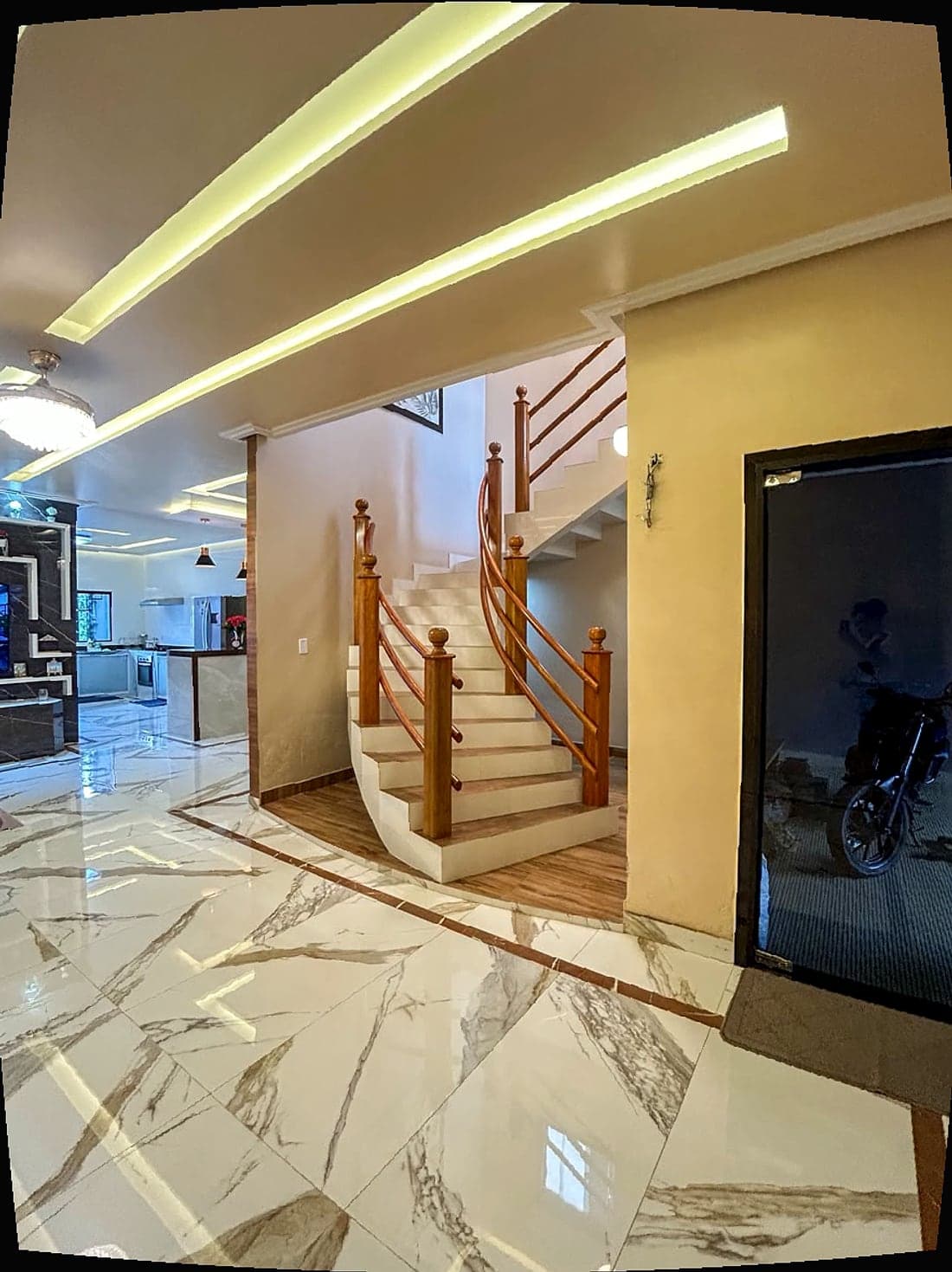 Hall de entrada, com o portão social ao fundo.