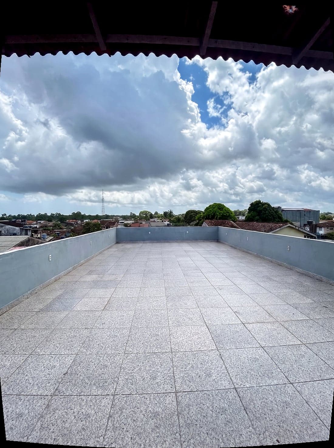 O terraço da casa hoje: piso de granito, parapeito e a vista aberta sobre o Centro de Vigia.